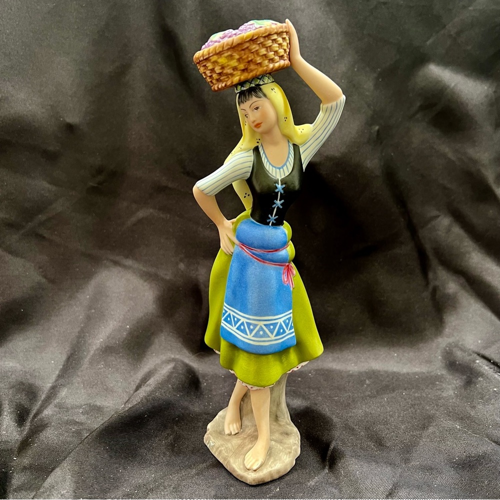 RARE Vista Alegre Douro Litoral Figurine Regional Costumes Collection‎ Vintage
